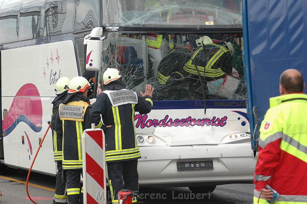 VU Auffahrunfall Reisebus auf LKW A 1 Rich Saarbruecken P17.jpg
